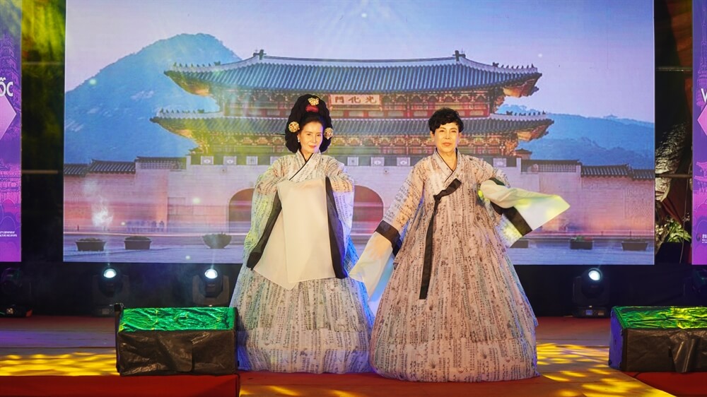 Trình diễn trang phục truyền thống đến từ Hàn Quốc